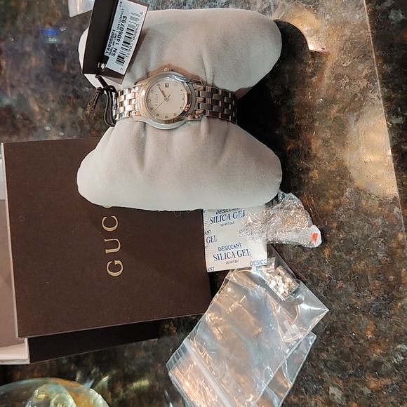 Authentic women's Gucci watch - Picture 1 of 6